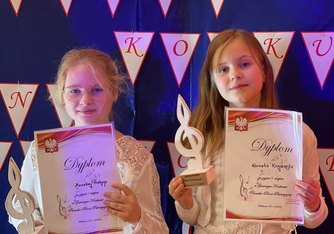 Kornelia i Marcelina z dyplomami