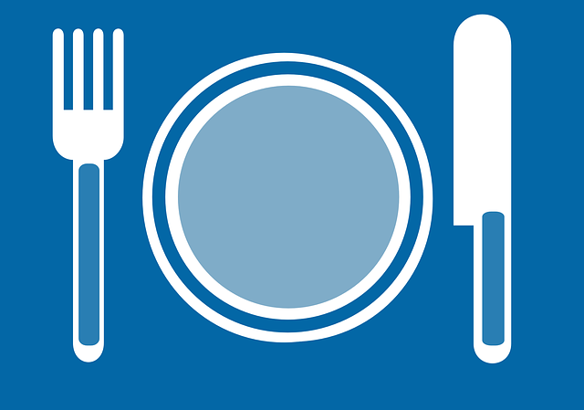 talerz ze sztućcami