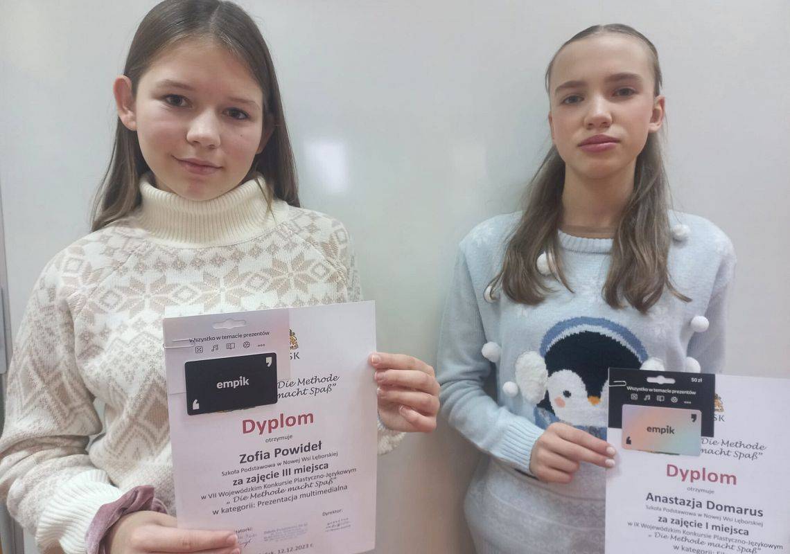 Zofia Powideł i Anastazja Domarus odbierają nagrody