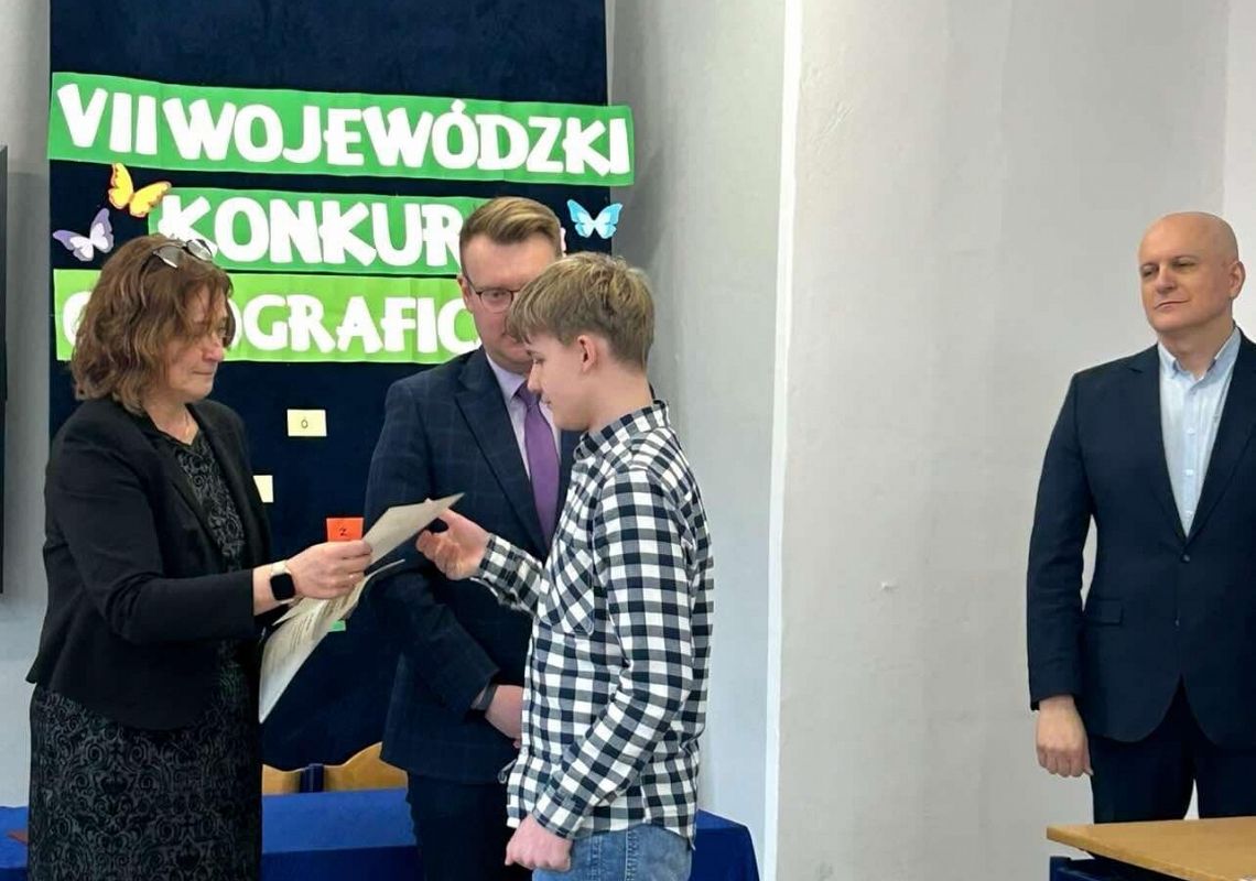 Krzysztof odbiera dyplom