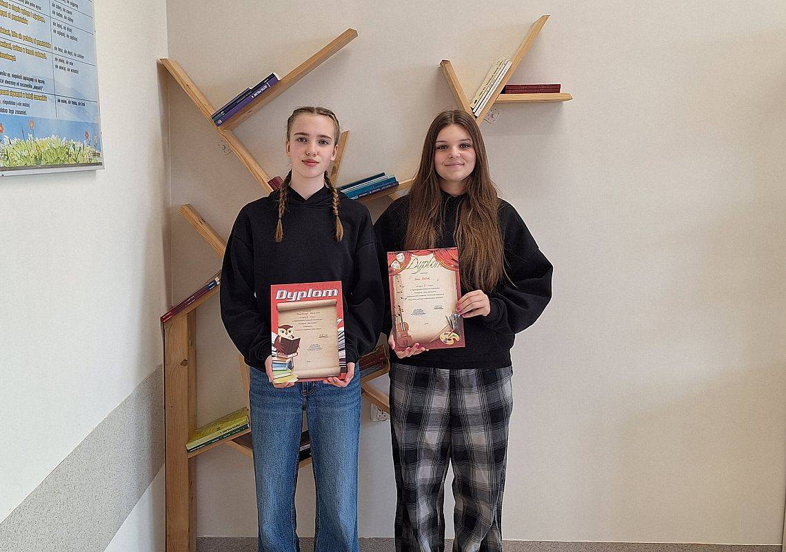 Lena i Anastazja z dyplomami