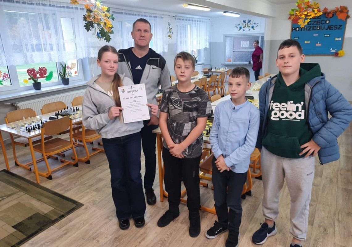 Szachiści z nauczycielem