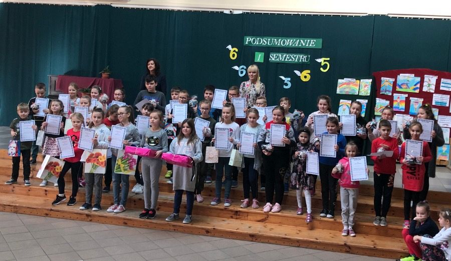  Grafika #0: Wręczenie nagród w konkursie plastycznym dla klas 1-3 pt. Kraina Czterech Tęczy – ELF EMIL