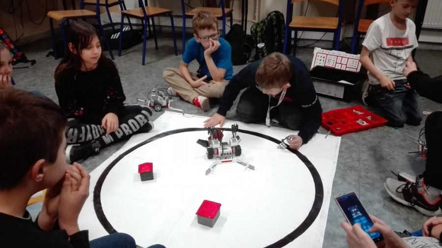  Grafika #0: Kółko informatyczne w ramach CMI - budujemy i programujemy Lego Mindstorms