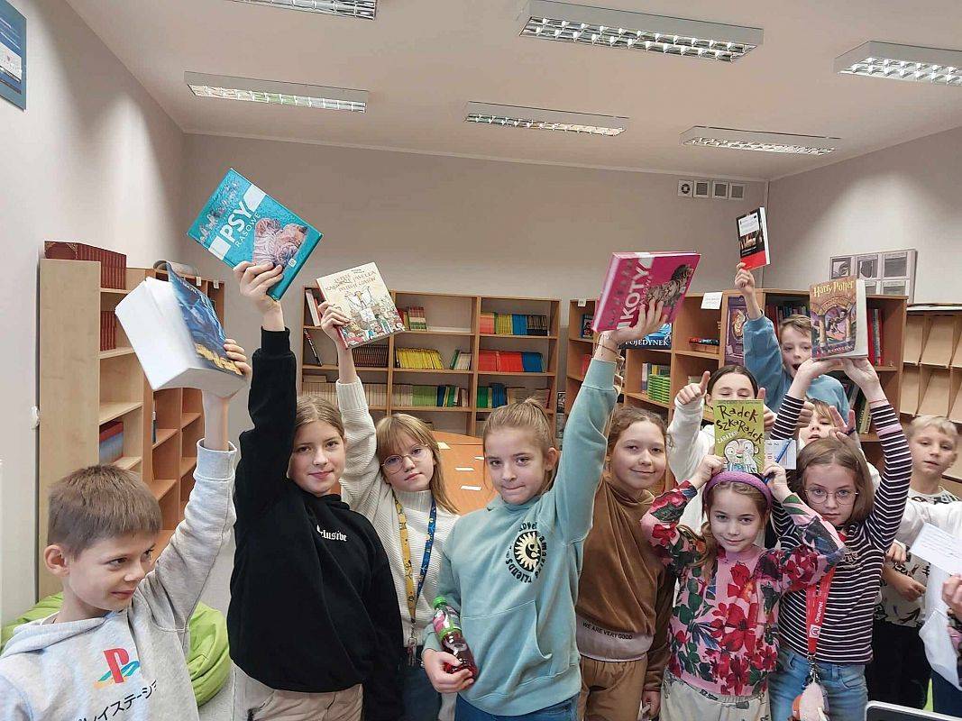 dzieci z książkami w bibliotece