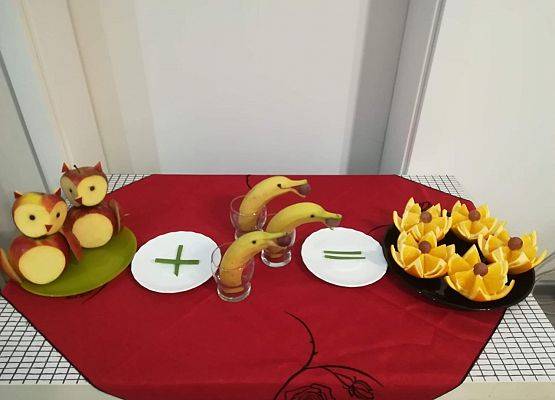 Filip Sobczak - sowy z jabłek, delfiny z bananów i kwiaty z pomarańczy połączone działaniem matematycznym.