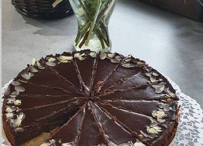 Gabriel Dymowski - ciasto podzielone na części.