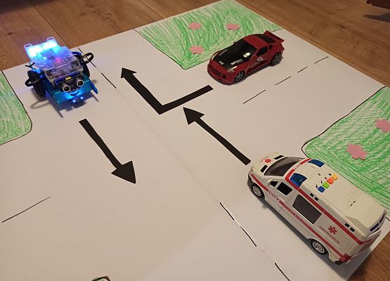 mBot na skrzyżowaniu równorzędnym