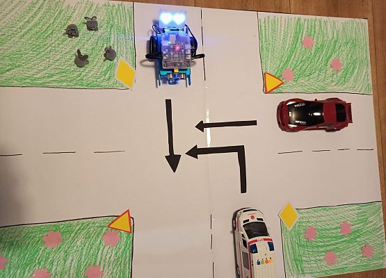 mBot na skrzyżowaniu ze znakami
