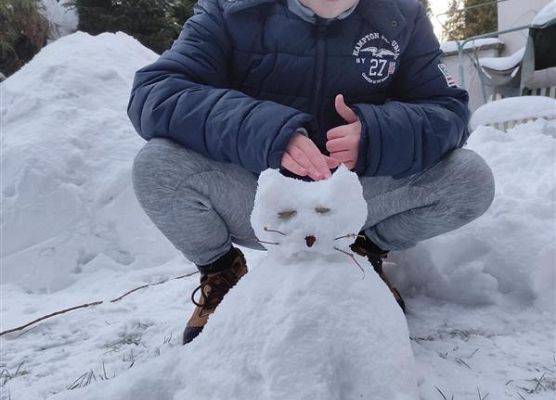 Szymon z kotem ze śniegu