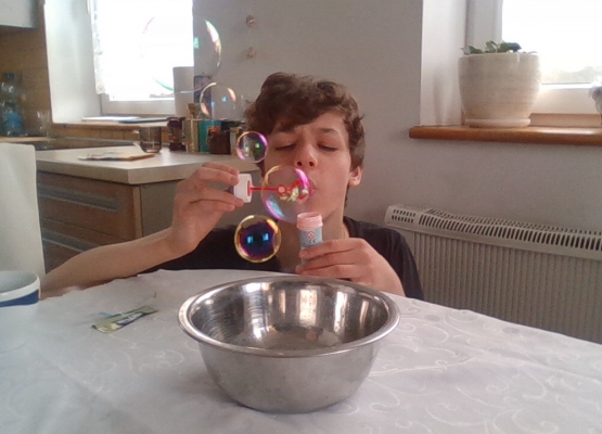 Stasiu Wojtkiewicz Lewitujące bańki mydlane