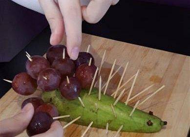 nabijanie winogrona na wykałaczki