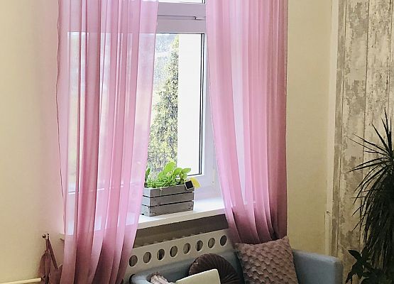 stół w pokoju nauczycielskim