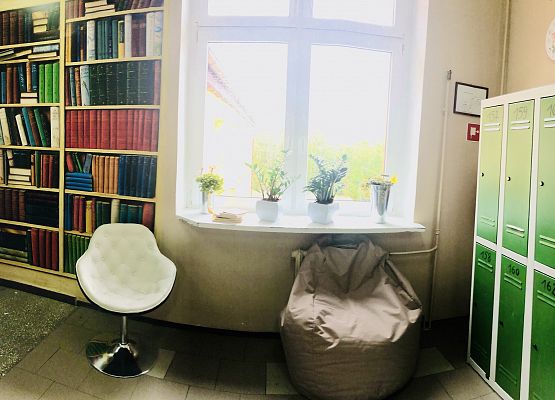 kącik czytelniczy na holu polonistycznym