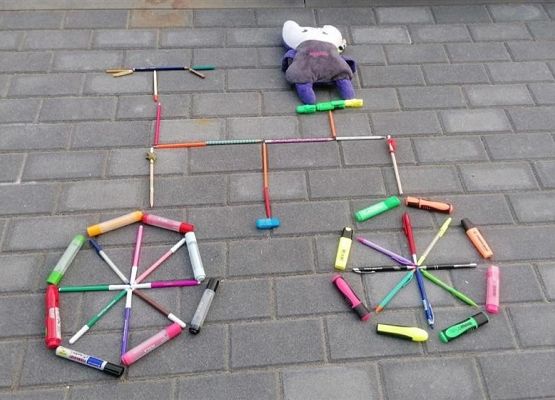 rower z kredek, pisaków i zakreślaczy