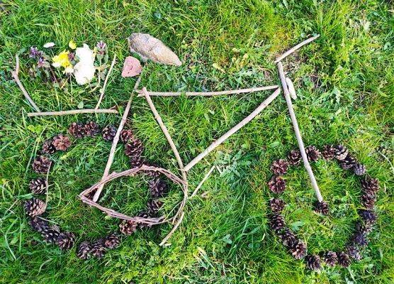 rower z patyków i szyszek