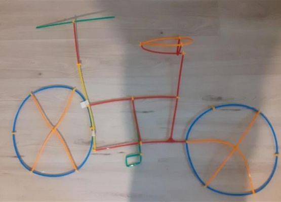 rower z kolorowych patyków