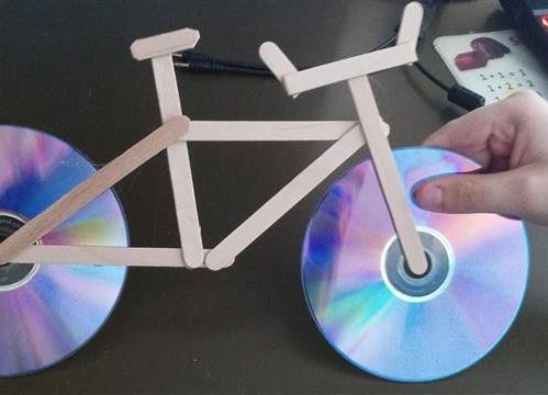 rower z płyt i patyków po lodach