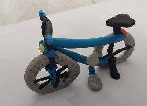 niebieski rower z plasteliny