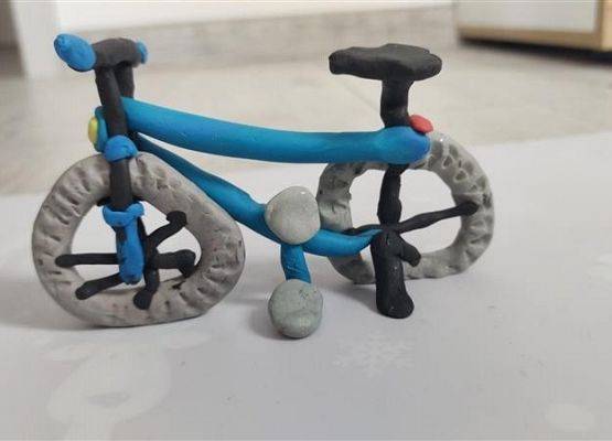 stojący rower z plasteliny