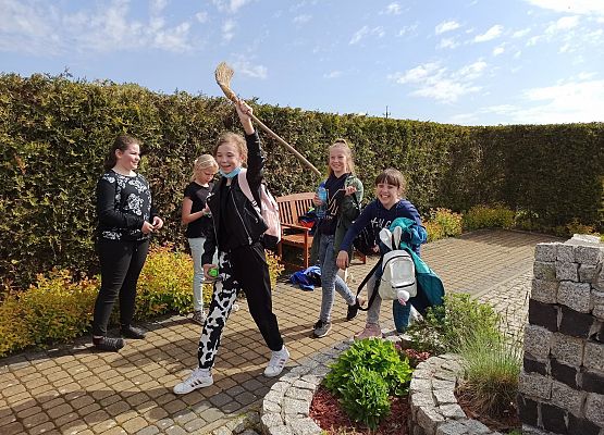 Grupa dziewczynek znalazła miotłę - wielka radość
