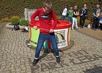 Piękny taniec Franka z miotłą