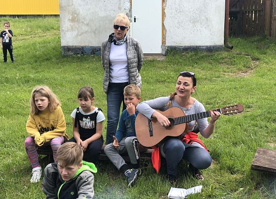 Wspólne śpiewy przy ognisku