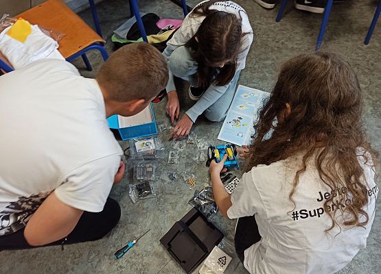 Nadia Marcin i Marianka rozpakowali swój zestaw