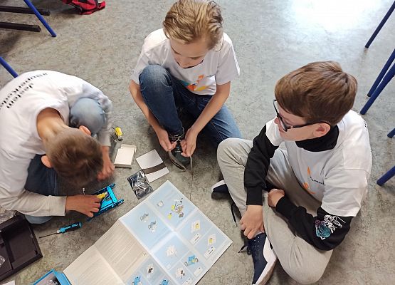 Chłopcy przykręcają silnik