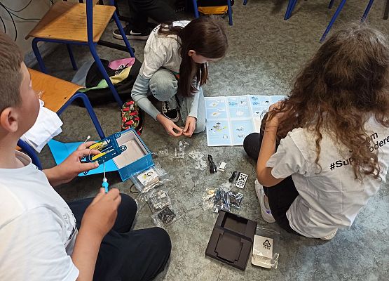 Marcin przykręca silnik