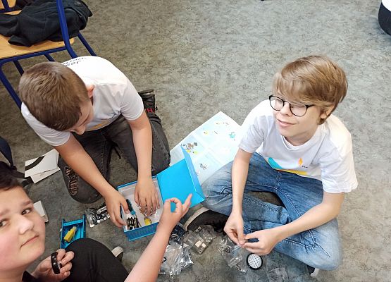 Chłopcy składają mBota