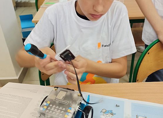 Szymon kończy składanie mBota