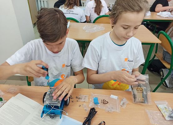 Szymon przykręca śrubki