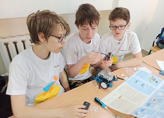 Chłopcy kończą składanie swojego mBota