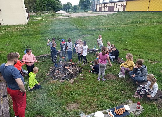 pieczenie kiełbasek w klasie 1b