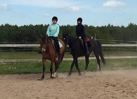 Zosia i Ada na koniach