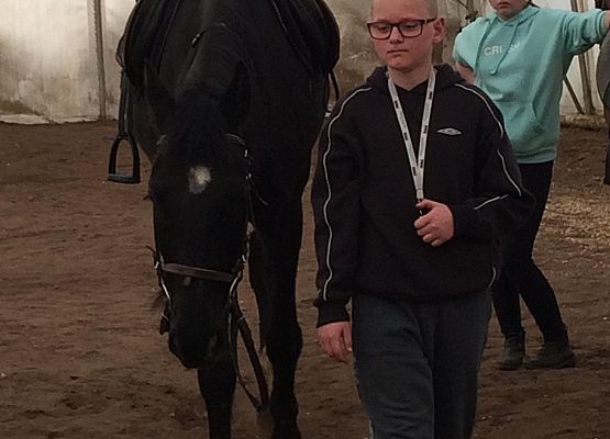 Mikołaj prowadzi konia