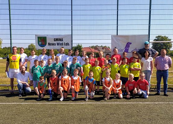 Wszystkie drużyny z opiekunami i organizatorami turnieju