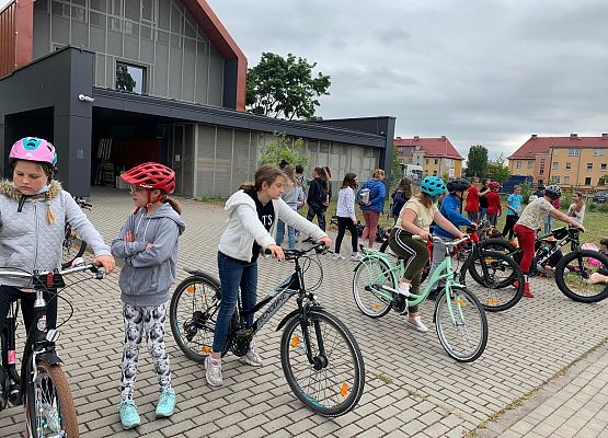 uczniowie klas 4 w oczekiwaniu na egzamin