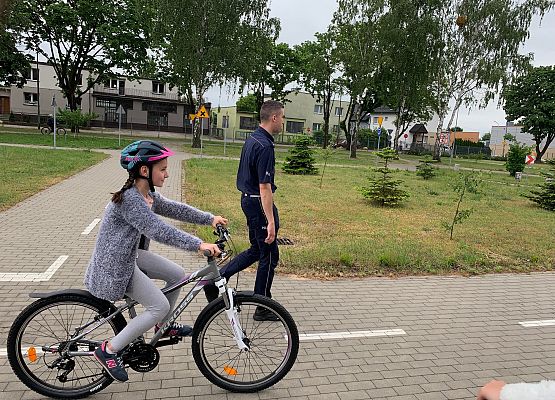 Julia jedzie na rowerze