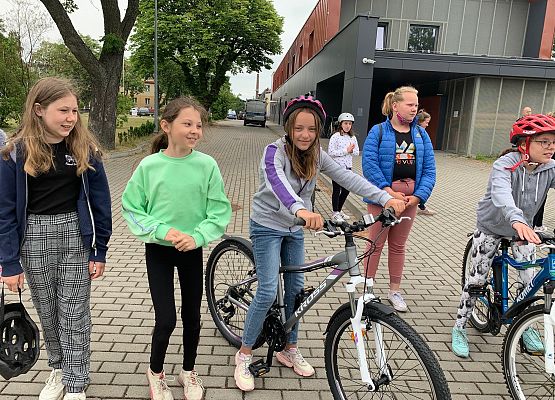 Dziewczynki czekają na egzamin