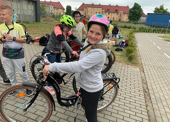 Maja w kasku i z rowerem