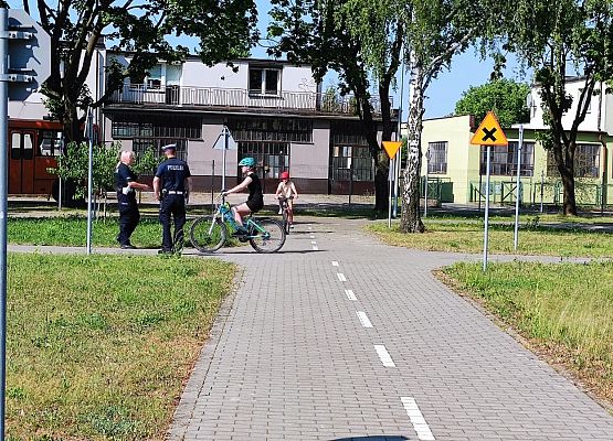 jazda przez skrzyżowanie równorzędne