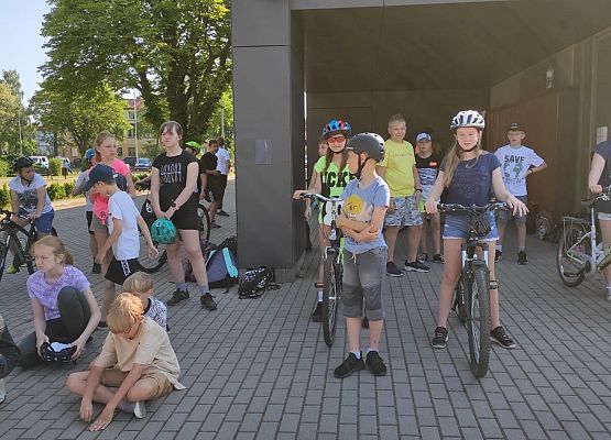 uczniowie czekają na egzmin