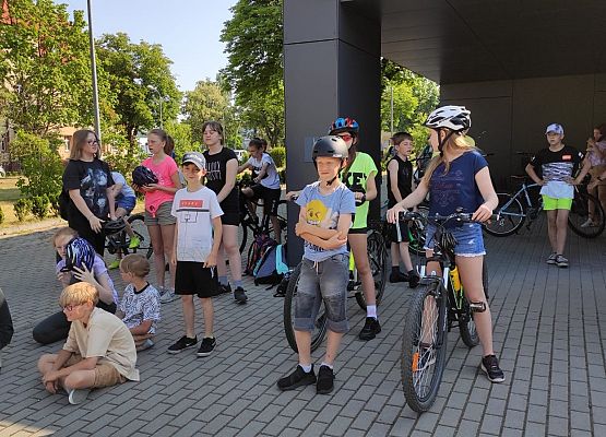 klasy 6 i 5 czekają w cieniu na egzamin