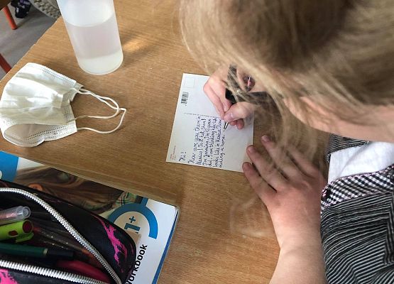 Jasmina wypisuje kartkę.