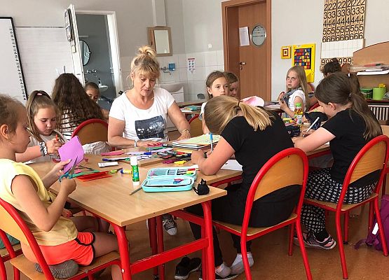 klasa 3a wykonuje plakat