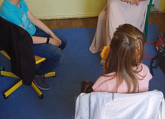 słuchamy opowiadania Grzegorza Kaspepke w trakcie zajęć logopedycznych