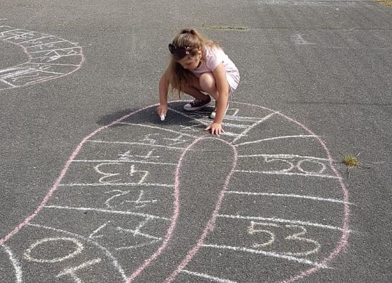 Julia tworzy gręna motywach opowiadania Grzegorza Kasdepke