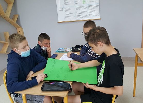 chłopcy z 7c tworzą plakat